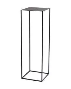 Kubisk piedestal af tynde, sorte jernlinjer. Enkel, moderne stil til skulpturudstilling.