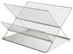 Krom opvaskestativ med to niveauer og gitterstruktur til tallerkener og kopper, med bakke nedenunder.