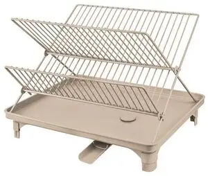 Sandfarvet to-niveau opvaskestativ med bakke til vandopsamling, foldbart design.