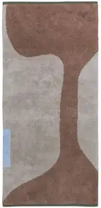 Rektangulært tæppe med abstrakt mønster i brune og beige nuancer.