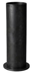 Høj, cylindrisk vase i mat sort med rund bund. Enkel, moderne stil.