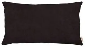 Rektangulær pude i mørk chokoladefarve med lille mærkat på siden.