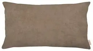 Rektangulær pude i hasselnød farve med lille mærke på siden fra Mette Ditmer.