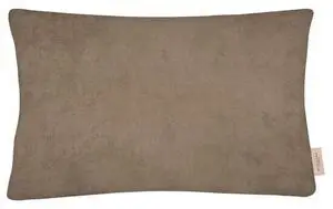 Rektangulær hazelnød pude med ensartet farve og lille mærkat på siden.