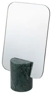 Spejl med rektangulære hjørner, mørkegrøn marmorlignende cylindrisk base, fritstående design.