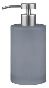 Høj, cylindrisk sæbedispenser i mat dueblå med metalpumpe på toppen.