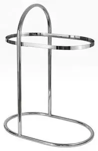 Skinnende krom sidebord med rund top, buet ramme og åben oval base for moderne stabilitet.