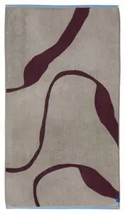 Badet håndklæde fra Mette Ditmer med vinrødt mønster og lys blå kant på sandfarvet baggrund.