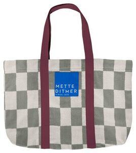 Strandtaske med ternet mønster i sagegrøn og beige, mørkerøde stropper, blåt mærke "METTE DITMER".