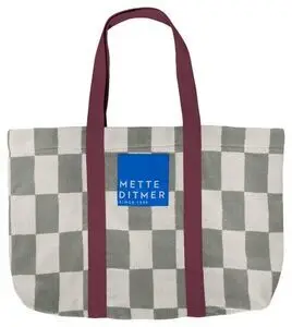 Strandtaske med ternet mønster i sagegrøn og beige, mørkerøde stropper, blåt mærke "METTE DITMER".