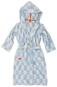 Badekåbe i lys blå/hvidt tern, med hætte, bindebælte og orange etiket på lommen.