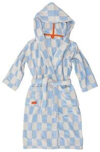 Lyseblå badekåbe med tern, hætte, bælte og orange mærkat på lommen.