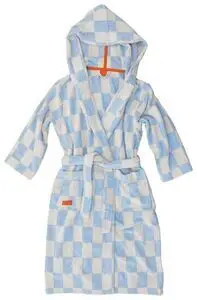 Lyseblå badekåbe med tern, hætte, bælte og orange mærkat på lommen.