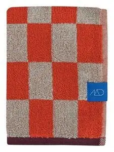 Gæstehåndklæde i mørk orange med skakternet mønster, blå "MD" etiket og tæt vævet tekstur.