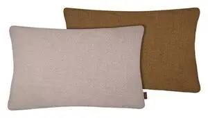 To rektangulære pudebetræk i pudderrosa og brun, med lille mærkat på siden.