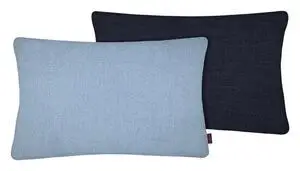 To rektangulære pudebetræk i lyseblå og mørkeblå. Mærkat synligt på lyseblå betræk.