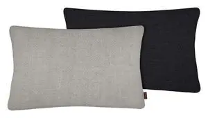 Aflangt pudebetræk i lys sten grå foran, mørkere bagved, moderne design.