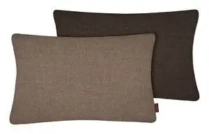 To SCALA pudeovertræk i lyse og mørke chokoladebrune nuancer, rektangulære og teksturerede.