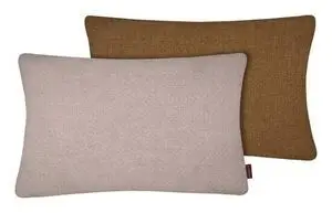 Rektangulære puder i pudderrosa og brun, der viser farvekombination og tekstur.