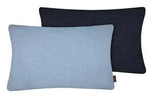To rektangulære pudebetræk i lyseblå og mørkeblå. Mærkat på lyseblå betræk.