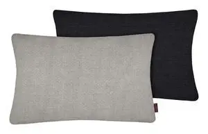 Sten-grå og sort pudeovertræk, rektangulære, med synlig tekstur, placeret side om side.