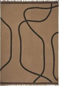 Tæppe med lattefarvet baggrund, sorte abstrakte linjer og frynser langs kanterne.