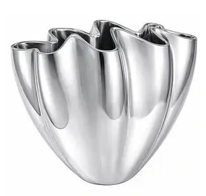 Skulpturel vase i krom med bølget form, der minder om en skinnende muslingeskal.