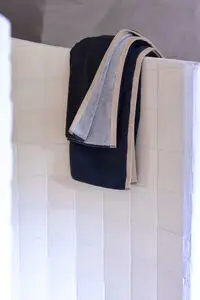 Mette Ditmer - BLØDT badehåndklæde - Dark grey / Light grey