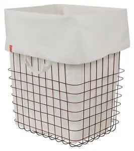 Stor trådkurv med firkantet design og aftagelig lærredspose indeni, draperet over rammen.