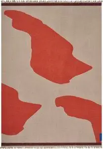 Tæppe med store, abstrakte orange former på beige baggrund med frynser og "Mette Ditmer" etiket.