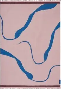 Tæppe i seashell pink med blåt abstrakt mønster og frynser langs kanterne.