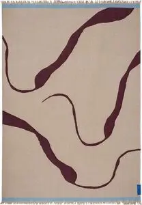 Tæppe med bølget vinfarvet mønster på beige baggrund og frynser langs kanterne.