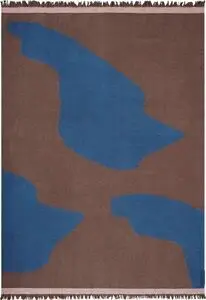 Tæppe med cognacfarvet baggrund, blå abstrakte former og frynser langs kanterne.