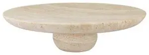 Rund, flad piedestal med kort, rundet base i travertin-look, neutral tone.