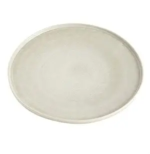 Rund middagstallerken med fladt design i sandfarve. Minimalistisk og enkel stil.