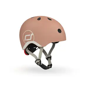 Mocha cykelhjelm med ventilationshuller, justerbare remme og synligt logo på siden.