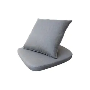 Gråt hyndesæt med sæde- og ryghynde til stol med armlæn, i enkelt og minimalistisk design.