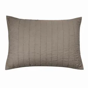 Moudhome - SENSES quiltet brun pudebetræk - 50x70 cm