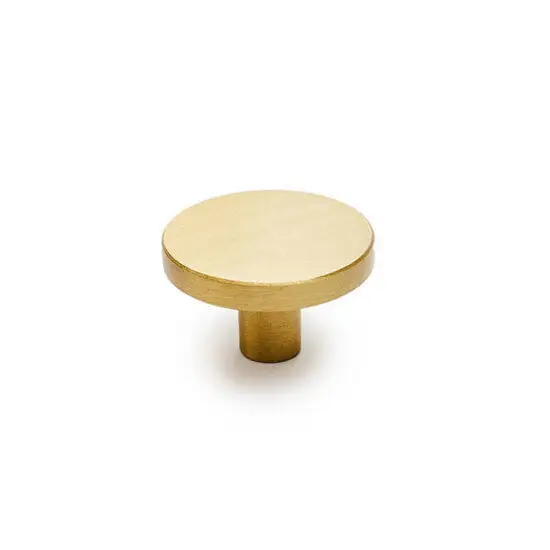 Rund messingknop med børstet finish, flad top, kort cylinderstamme, Ø3,2 cm, Højde 2 cm.