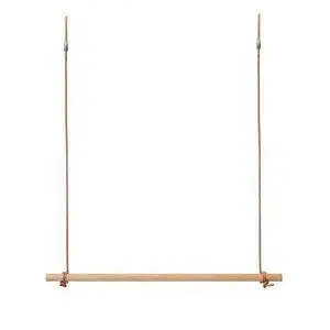 Minimalist bøjle af træ, hængende i to læderstropper. Enkel og stilren til ophængning.