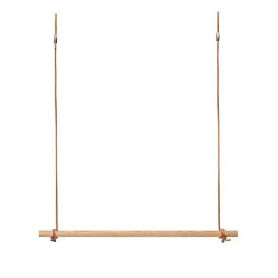 Minimalist bøjle af træ, hængende i to læderstropper. Enkel og stilren til ophængning.