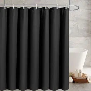 Sort badeforhæng med vaffelstruktur i moderne badeværelse, hængt på bøjle med metalringe.