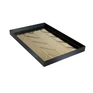 Rektangulær bakke med sort ramme, reflekterende herringbone-mønster og forhøjede kanter.