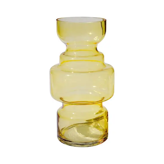 Lys gul vase med kurvet design, smal hals og blank overflade.