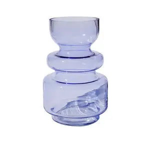 Lys lilla, transparent vase med kurvet, bølget design og smal hals.
