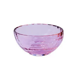 Pink skål med struktureret overflade, rund form og kant, ca. 12 cm i diameter.