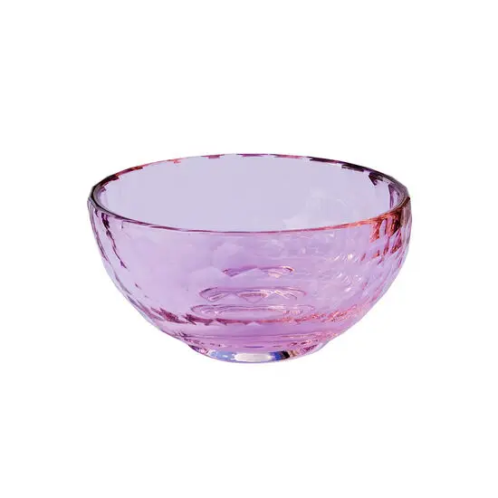 Pink skål med struktureret overflade, rund form og kant, ca. 12 cm i diameter.