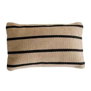 Rektangulært pudebetræk i beige med sorte, horisontale striber og en tekstureret overflade.