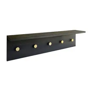 Sort hylde med fem messingfarvede kroge. Enkel, moderne design.