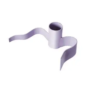 Lys lilla lysestage med bølgende design og cylindrisk center til stearinlys, med to sideudvidelser.